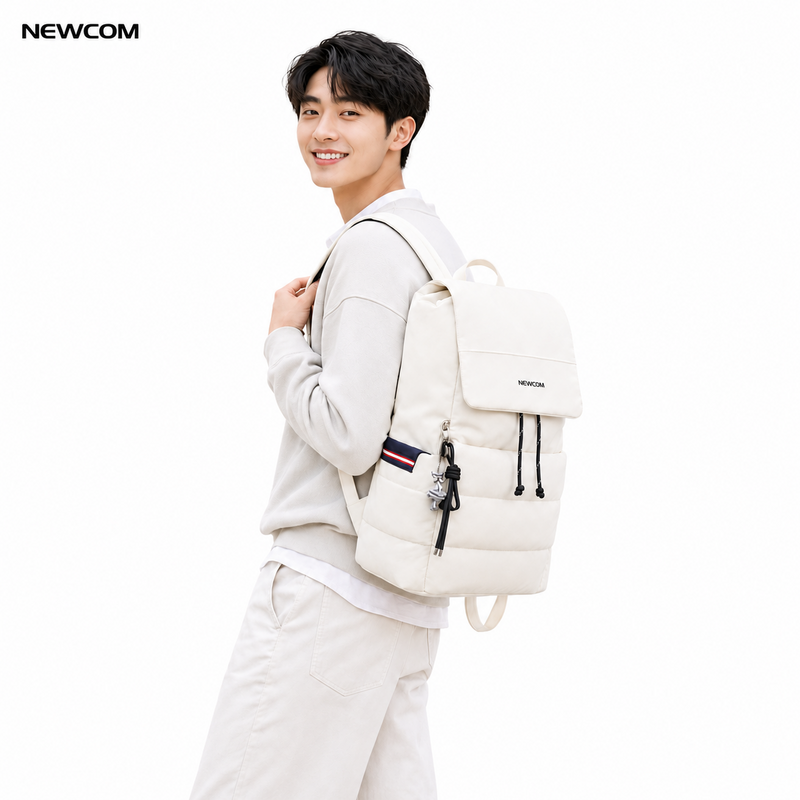 ホワイトのNEWCOMクラウドキルトリュック着用イメージ